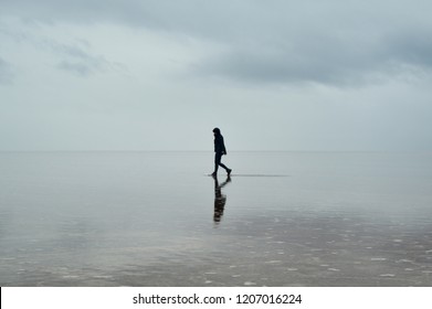 Featured image of post Sad Woman Walking Away Silhouette